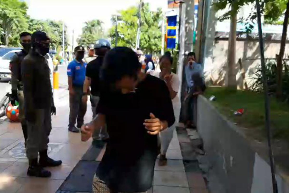 Pelanggar Perwali Surabaya disanksi penyitaan KTP hingga joget