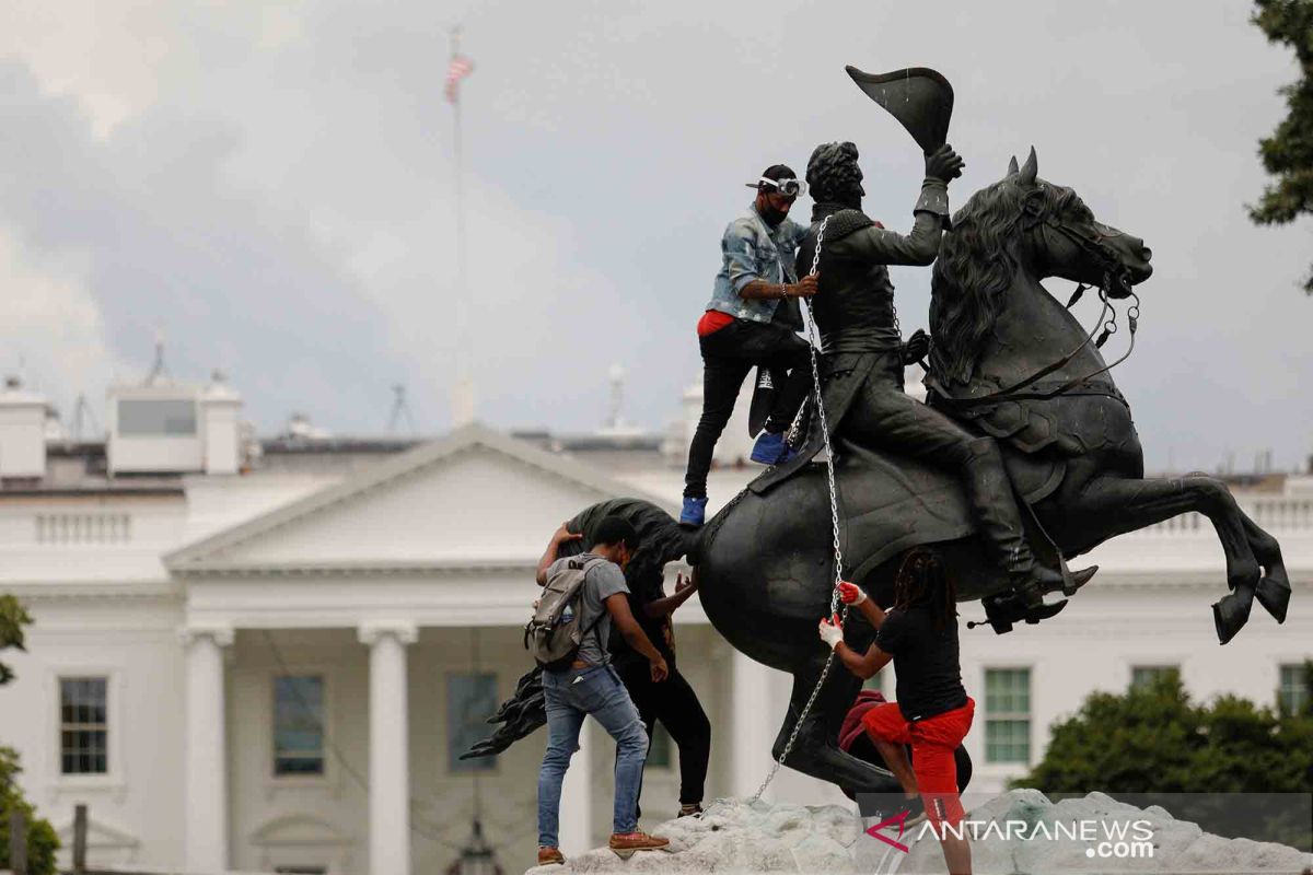 Demonstran coba robohkan patung Andrew Jackson dekat Gedung Putih