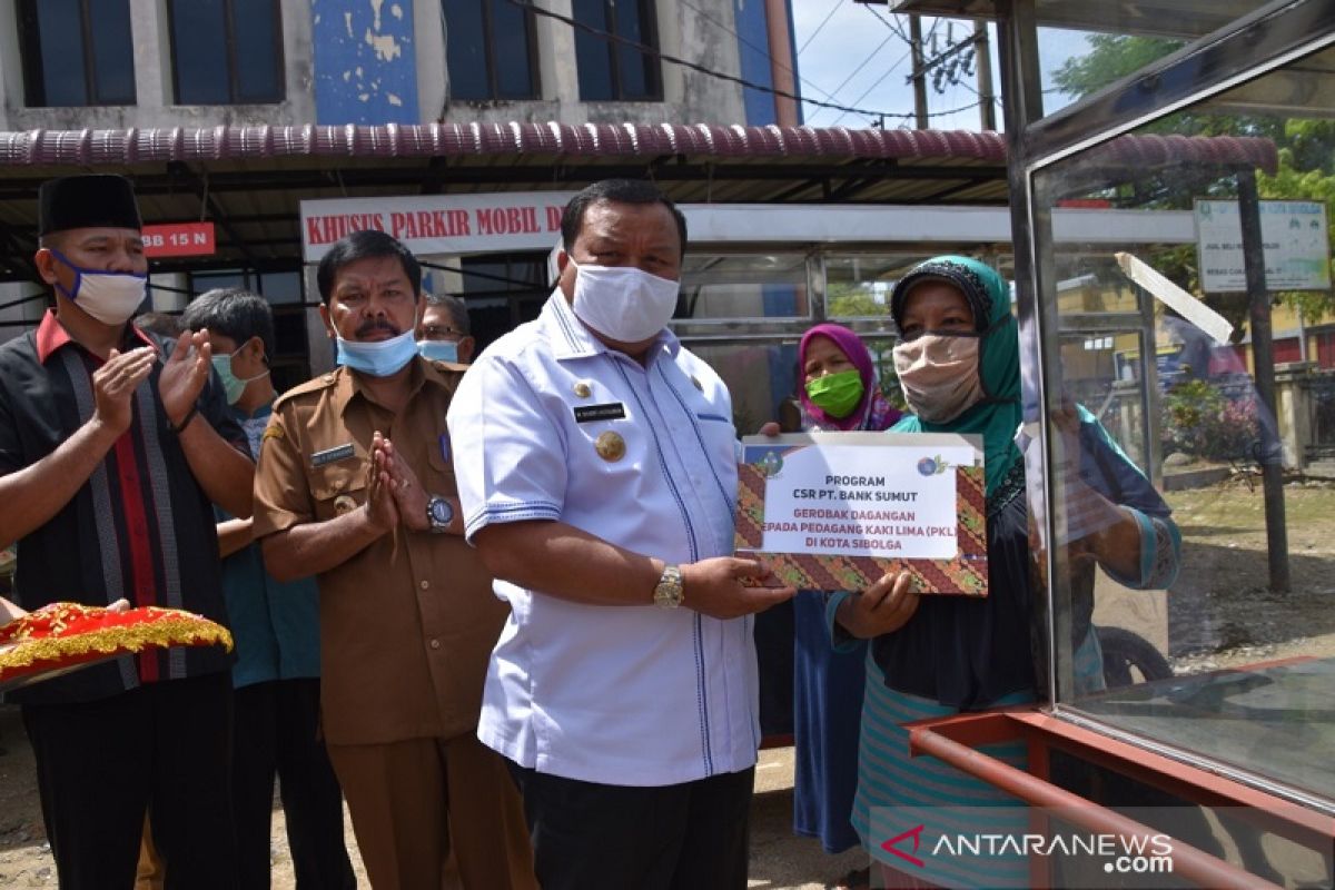 14 PKL terima bantuan gerobak dari Bank Sumut