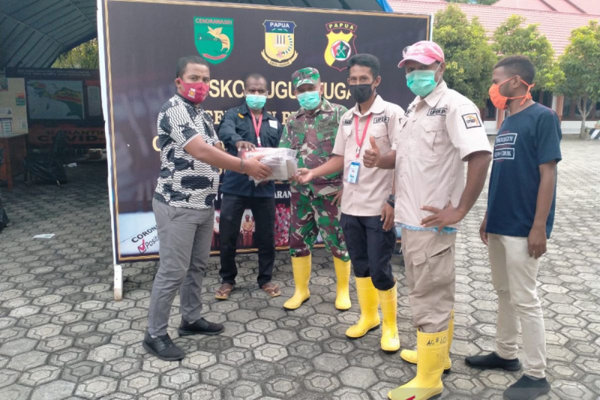 Petugas posko Diklat BPSDM Jayapura dapat bantuan 600 masker