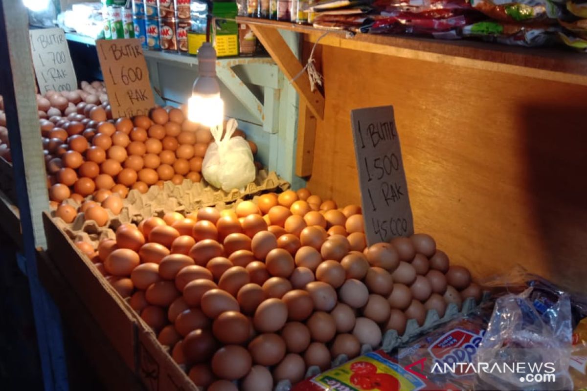 Harga telur ayam ras di pasar tradisional Ambon normal