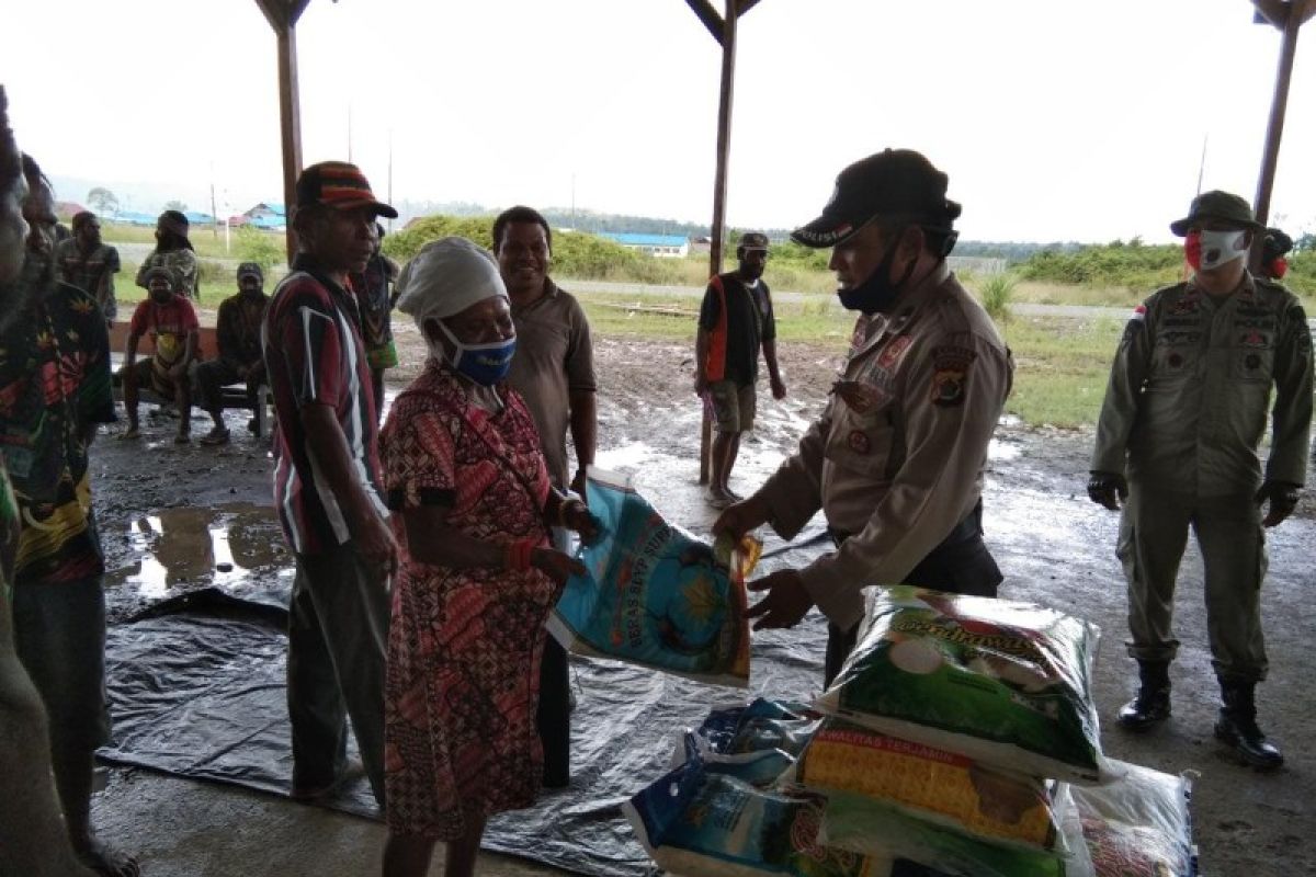 Mabes Polri bantu beras untuk warga terdampak COVID-19 di Kabupate Nduga