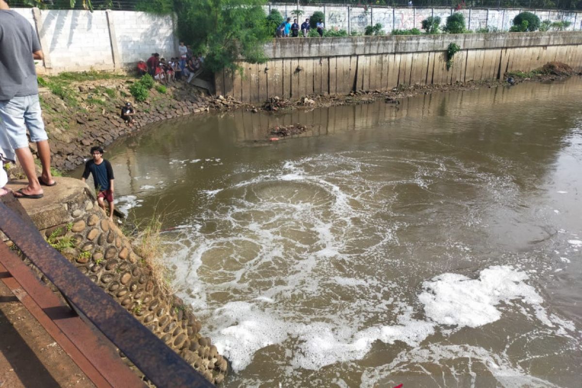 Damkar  cari bocah tenggelam di Pintu Air Kali Pesanggrahan
