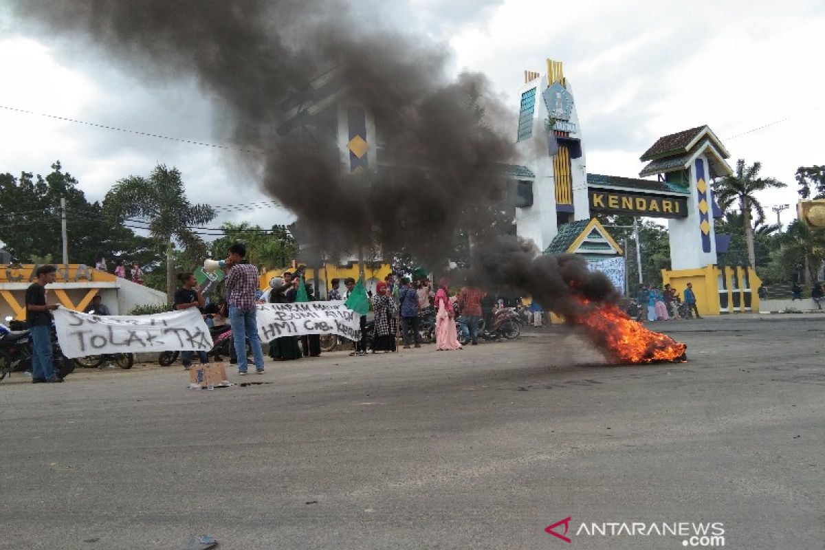 Massa demo di perbatasan Kendari-Konsel tolak kedatangan 500 TKA