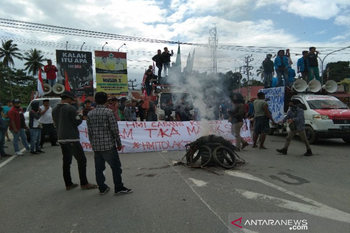 Akses ke Bandara Haluoleo macet akibat demo tolak 500 TKA