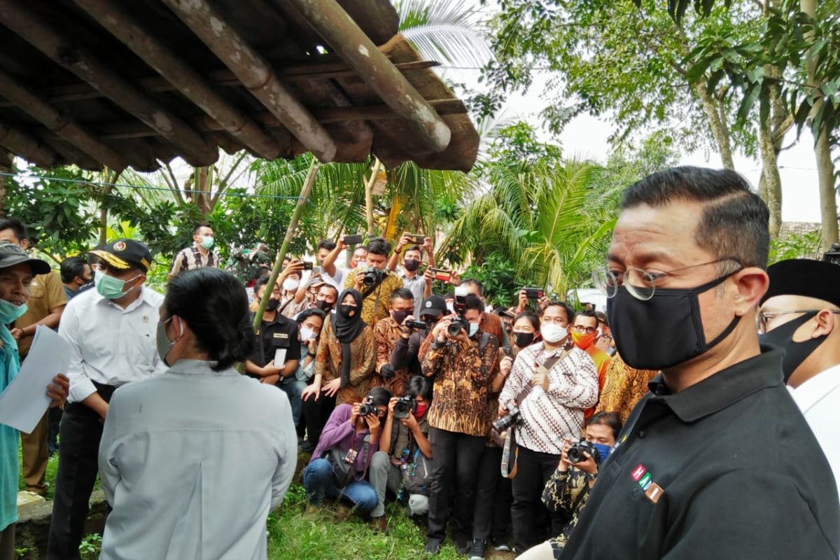 Mensos Juliari P Batubara  serahkan bantuan ke warga Tangerang terdampak COVID-19