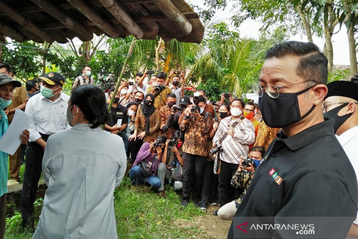 Mensos serahkan bantuan ke warga Tangerang terdampak COVID-19