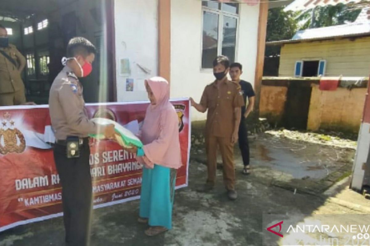 Polisi Mukomuko serahkan bantuan beras kepada warga