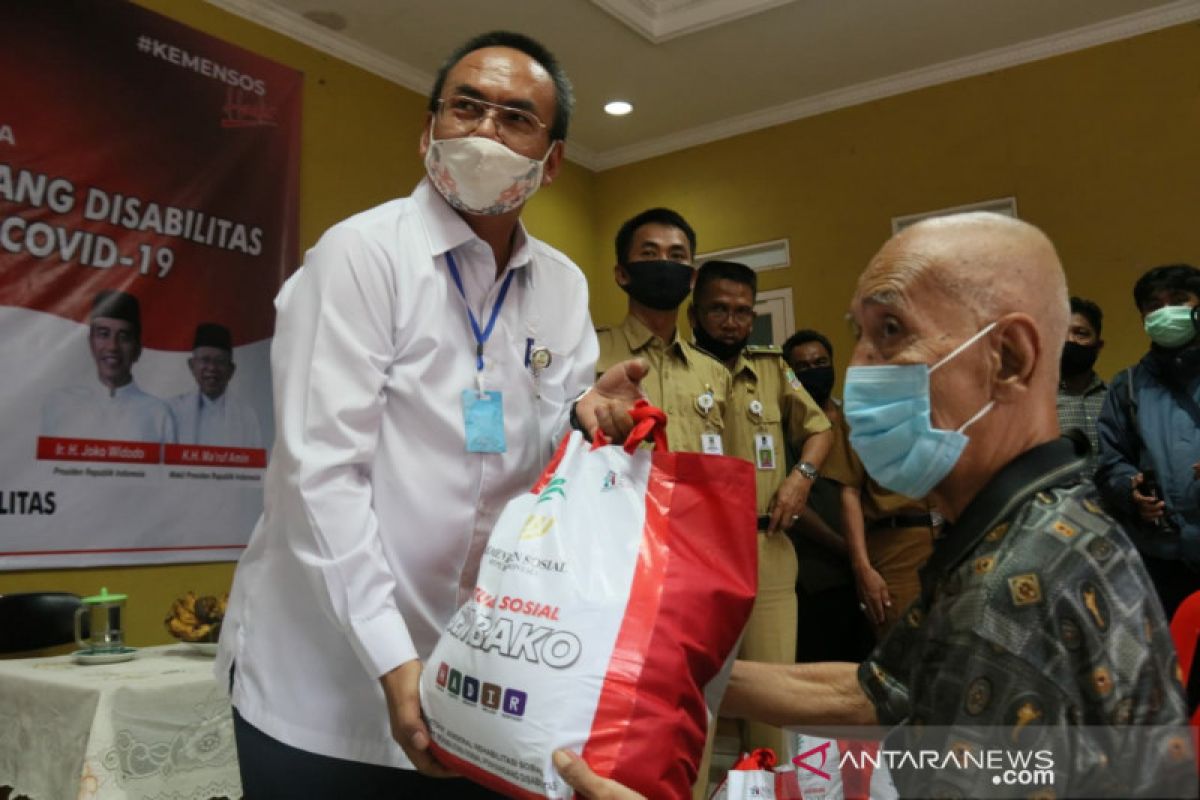 Bansos sembako Kemensos sentuh warga dan siswa SLB Bekasi