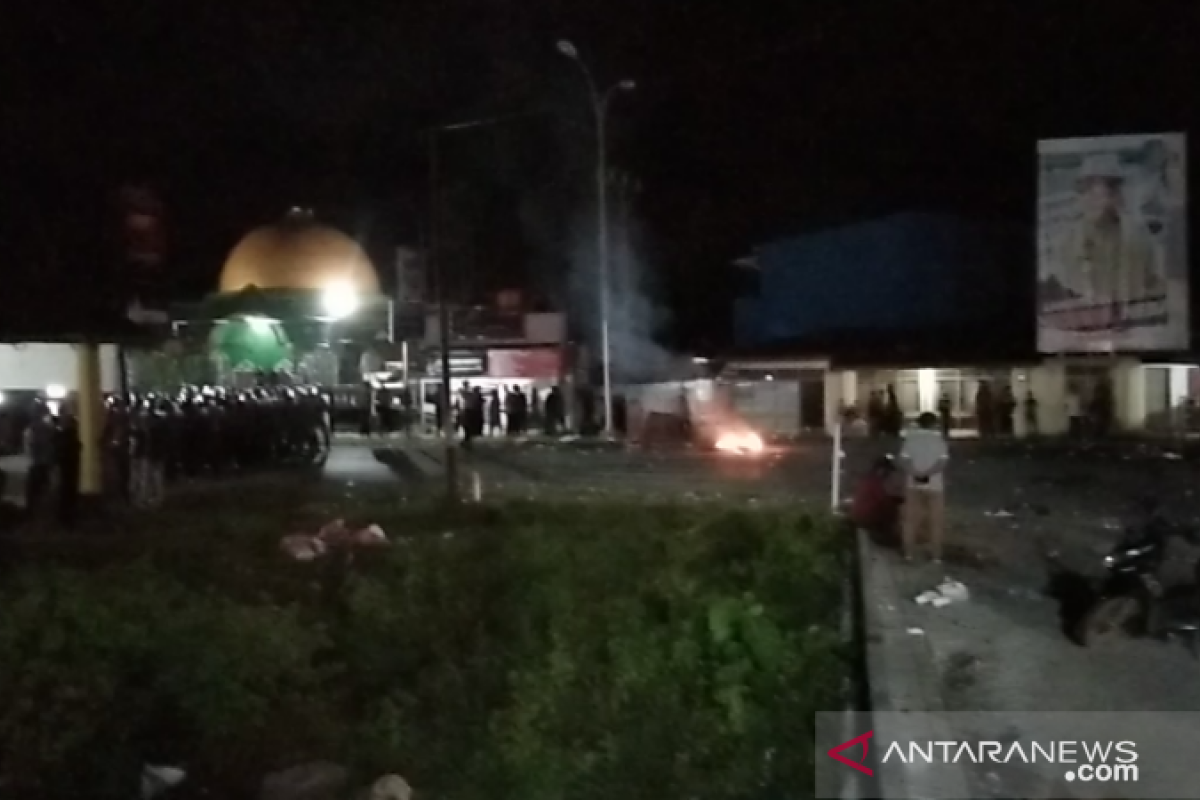 Situasi terkini di Sultra, hingga Selasa malam demo menolak kedatangan 500 TKA masih berlangsung