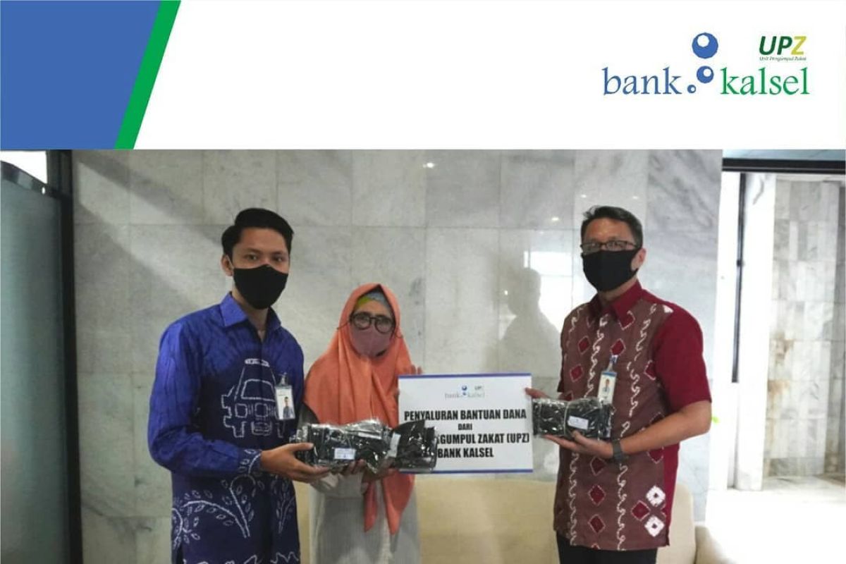 UPZ Bank Kalsel serahkan bantuan biaya hidup anak yatim