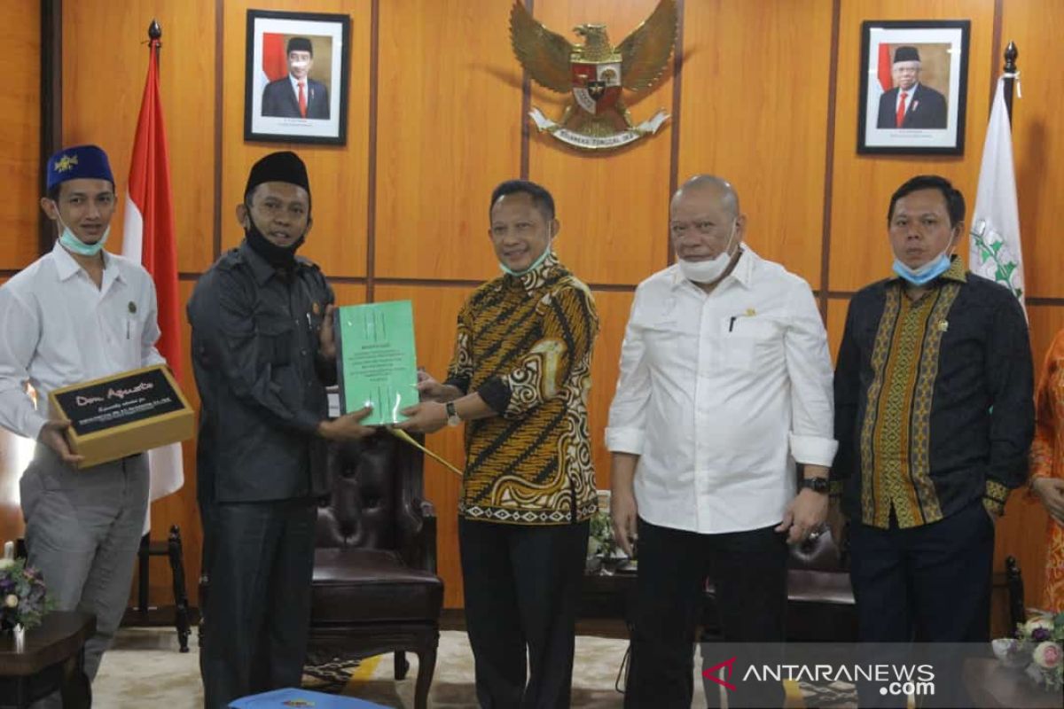 Hasil kerja Panitia Angket DPRD Jember diserahkan kepada Mendagri