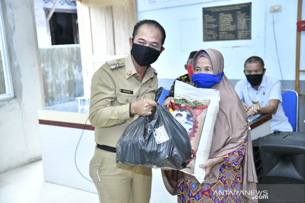 Bupati Bangka salurkan ribuan paket sembako di delapan desa