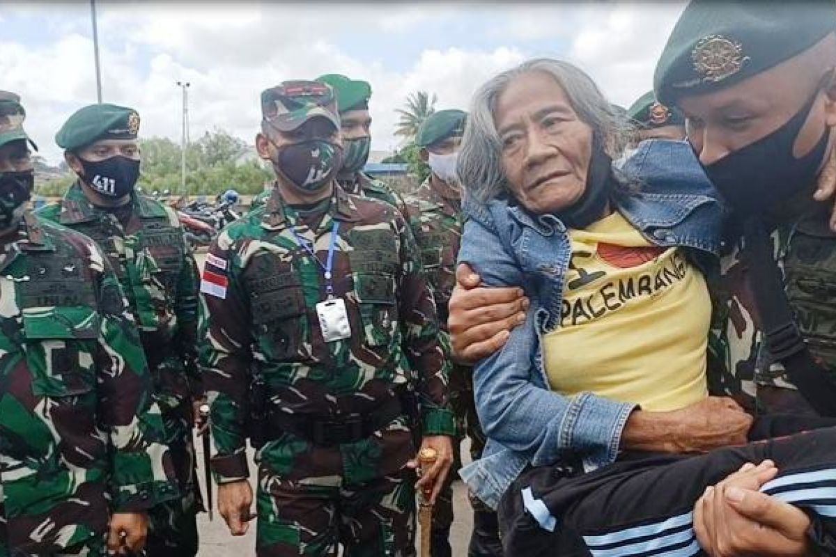 Nenek Sumiyati akhirnya pulang kampung bersama Satgas Pamtas RI-PNG