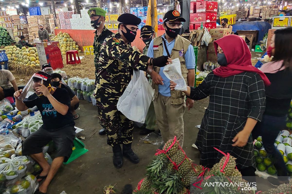 Relawan COVID-19 lakukan edukasi protokol kesehatan di 10 pasar