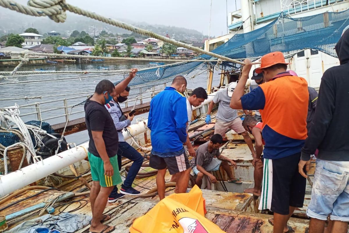 Polisi menyelidiki tewasnya dua pria di Kapal Ikan Esih Jaya Samudra