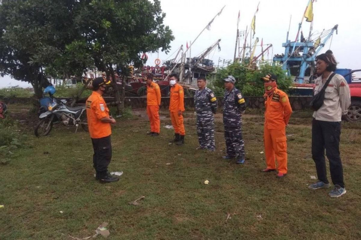 Tim evakuasi berdoa sebelum mencari tujuh nelayan hilang di selat sunda