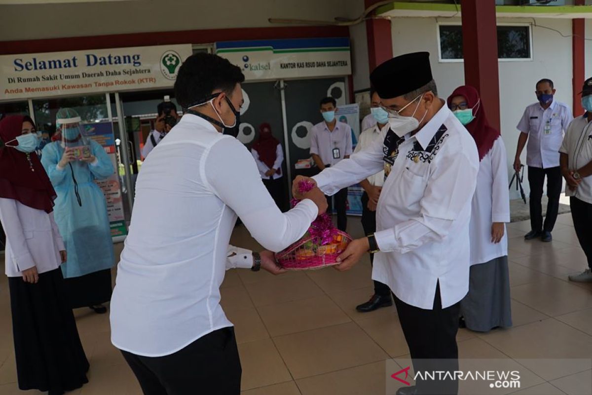 Kunjungi RSUD Daha Sejahtera, Bupati HSS semangati tim medis COVID-19