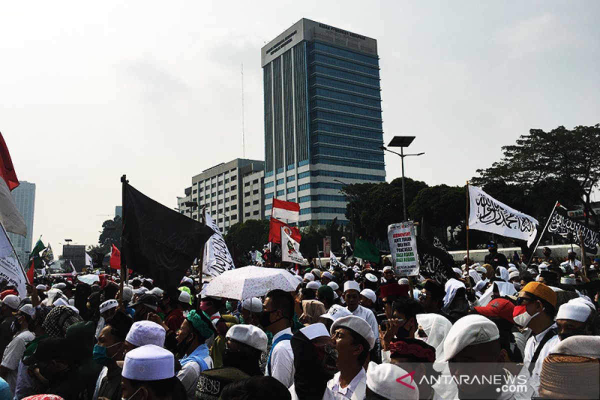 Massa aksi demo RUU HIP padat, Jalan Gatot Subroto arah Slipi ditutup