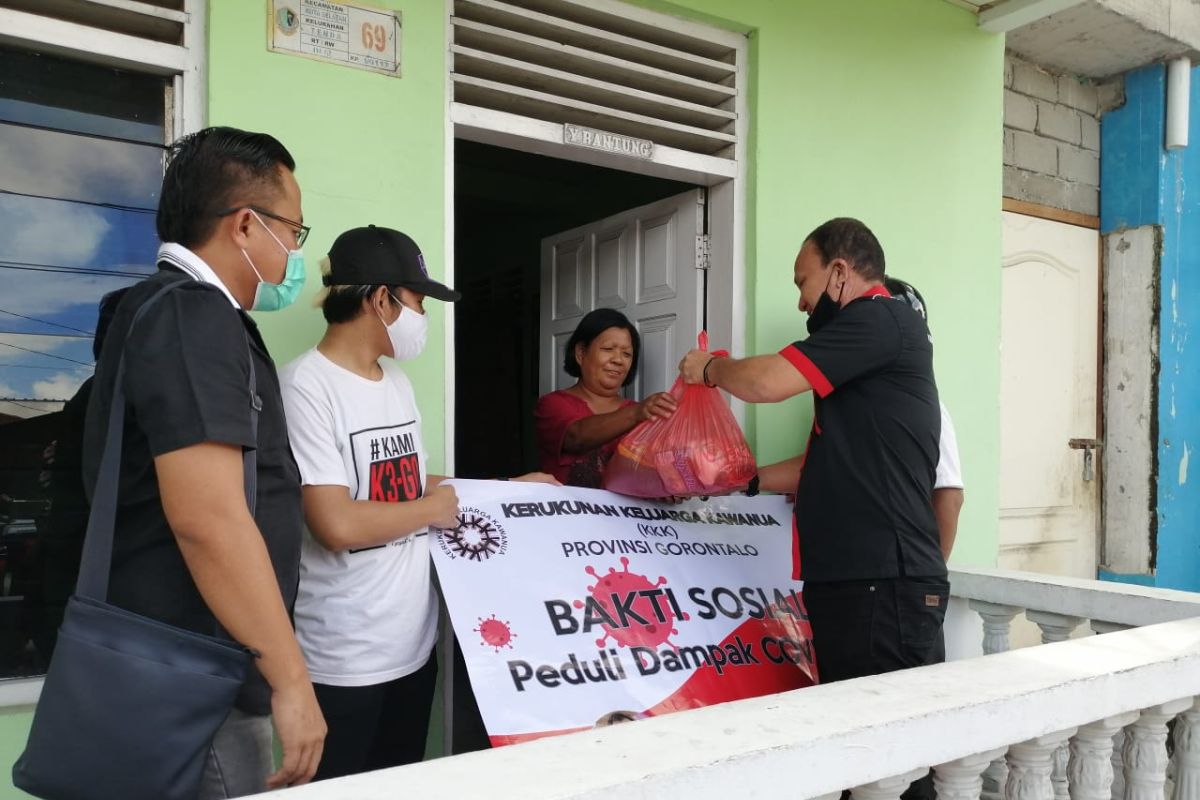 Kerukunan Keluarga Kawanua Gorontalo bagikan sembako ke warga terdampak COVID-19