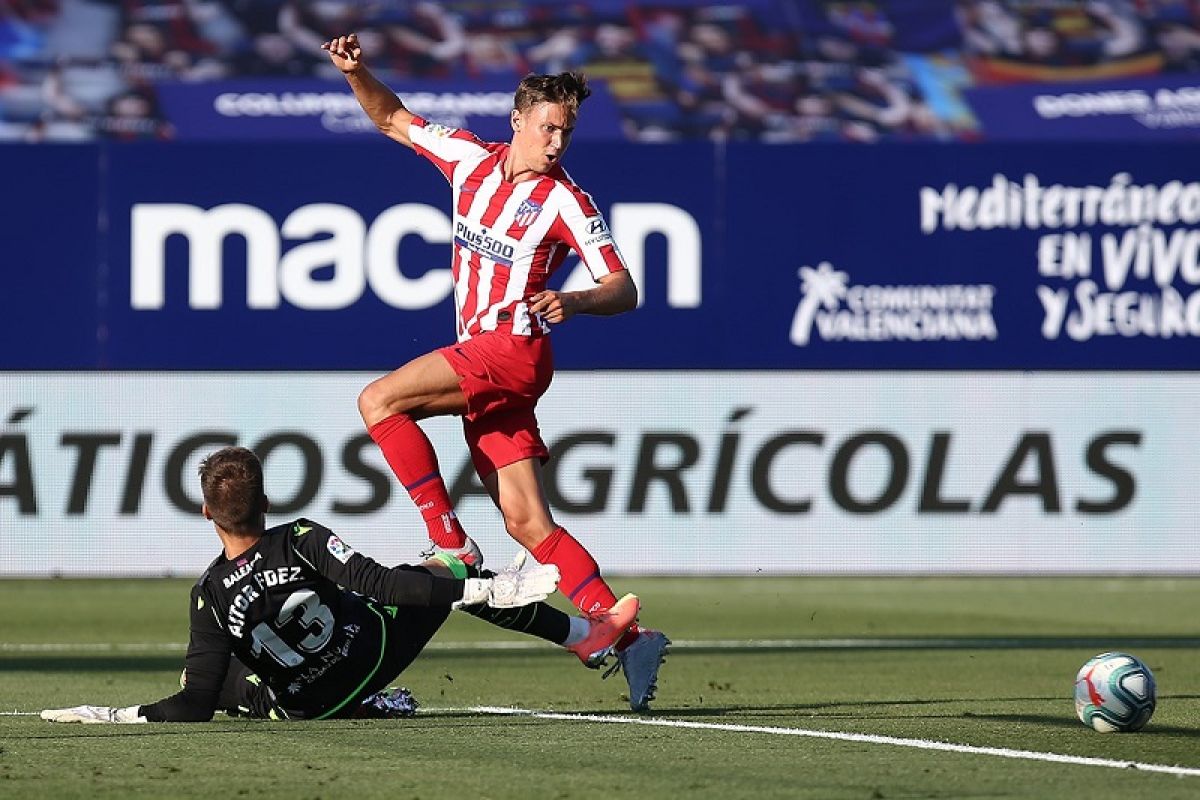 Gol bunuh diri pemain Levante antar Atletico Madrid kembali ke tiga besar