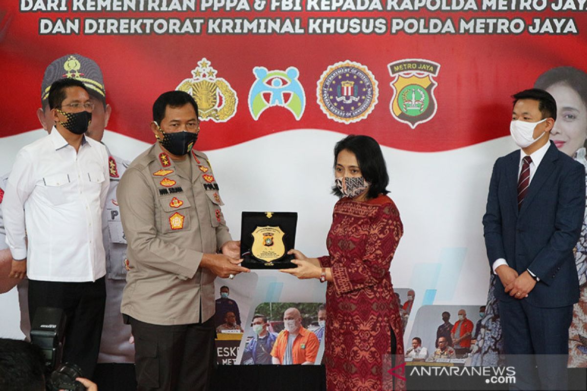 Polda Metro Jaya Terima Penghargaan Dari Kementerian PPPA Dan FBI ...