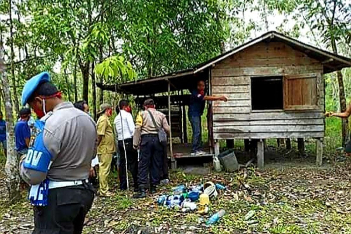 Izin beli air tahu-tahunya pria ini sudah tergantung di dalam pondok kebun karet