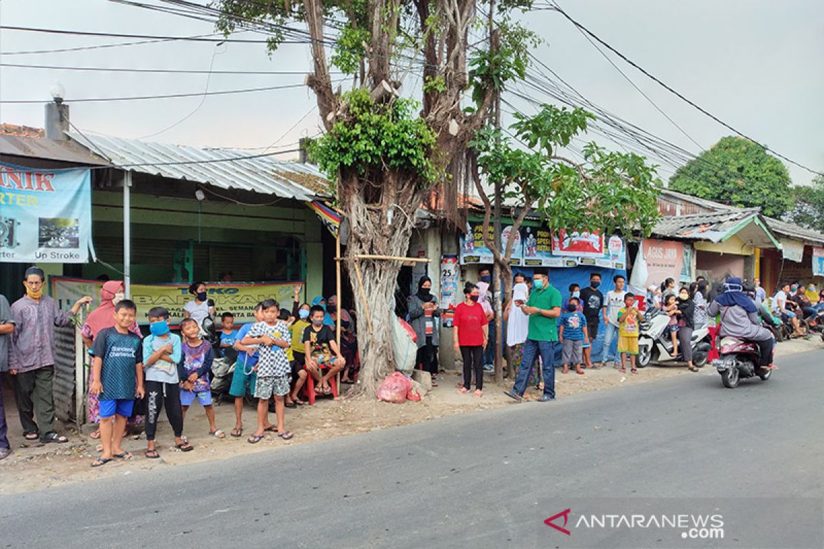 Polisi atur kerumunan warga tonton rekonstruksi kelompok John Kei