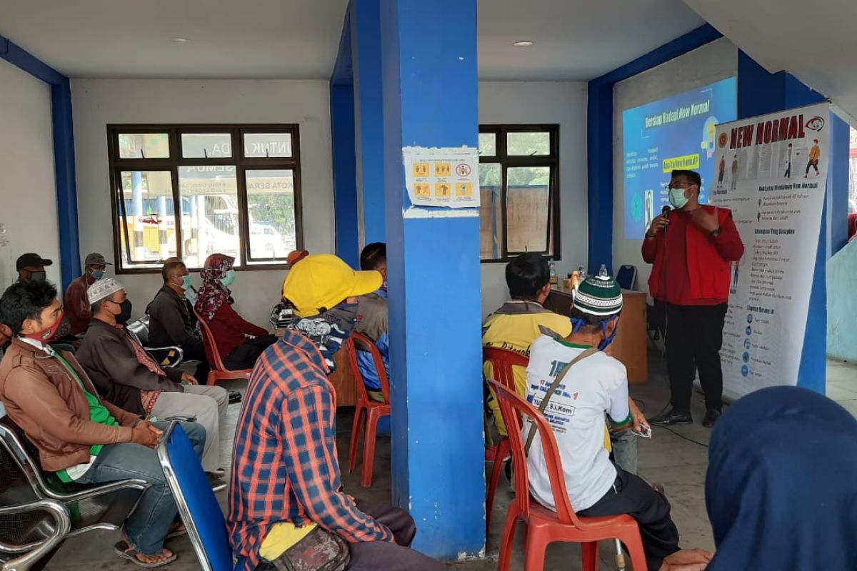 Tim Dekontaminasi Velox At Exactus BIN sosialisasi normal baru di Terminal Bus Serang