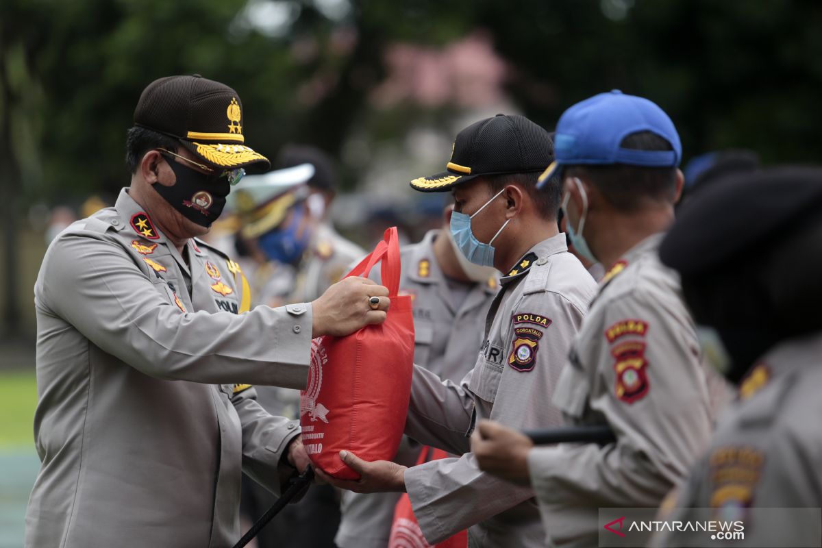 Polda Gorontalo salurkan ribuan paket bantuan sosial