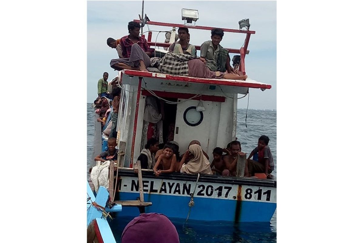 Nelayan Aceh evakuasi puluhan warga Rohingya terkatung di laut