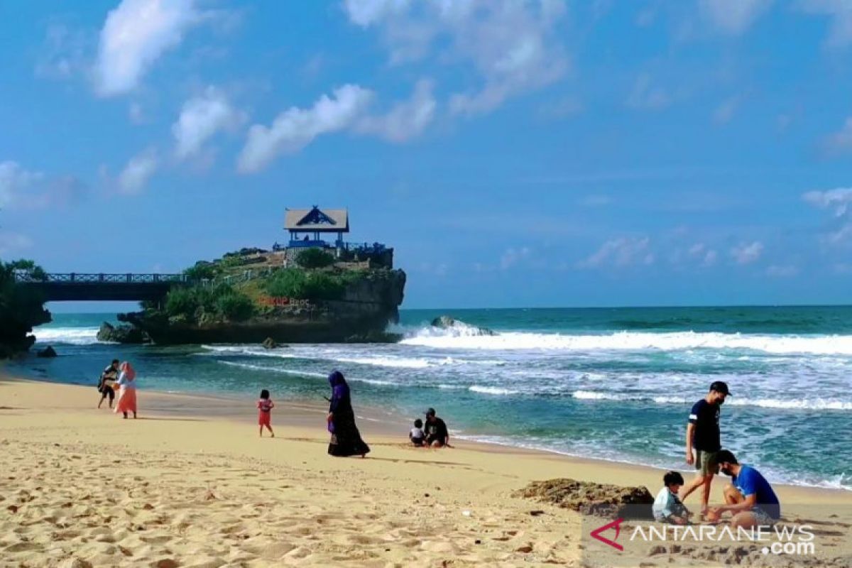 Wisatawan mulai padati Pantai Baron-Kukup Gunung Kidul saat uji coba