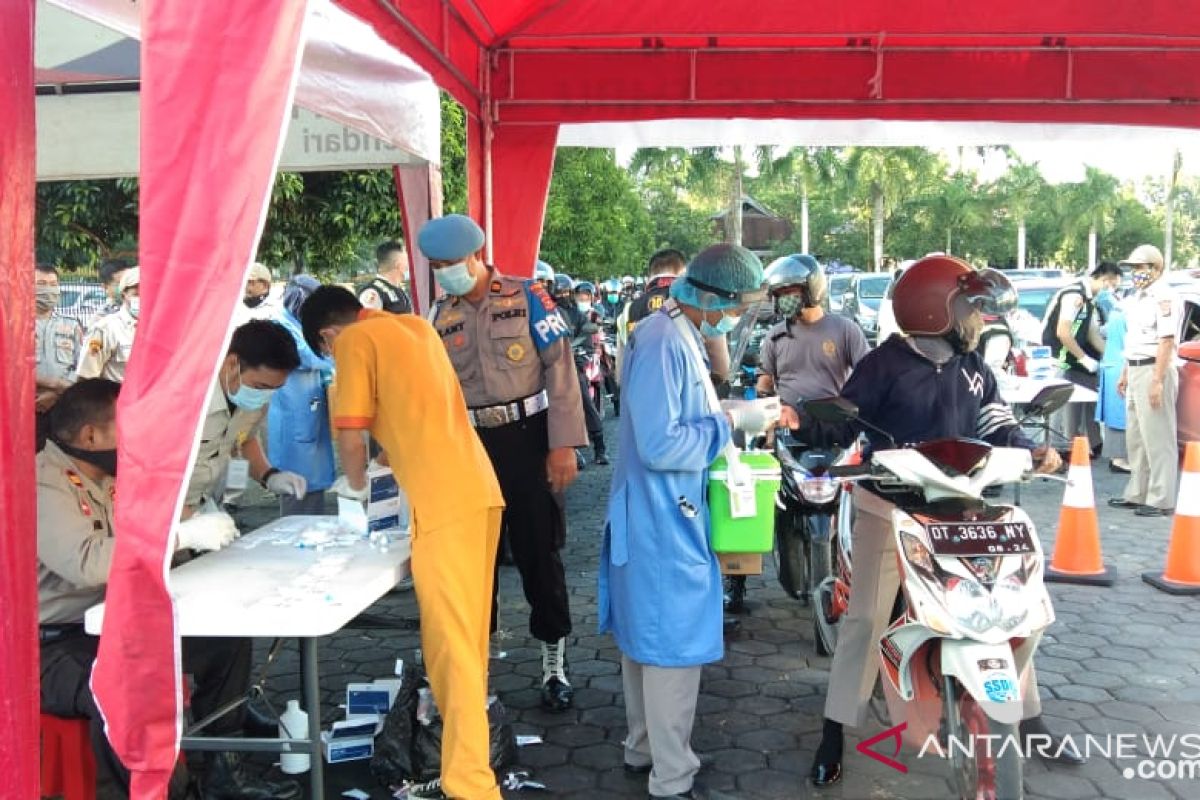 Personel Polda Sulawesi Tenggara jalani tes cepat COVID-19