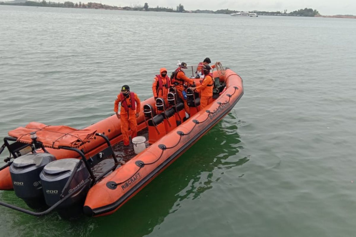 Tim SAR cari kapten kapal yang tenggelam di perairan Batu Ampar Batam