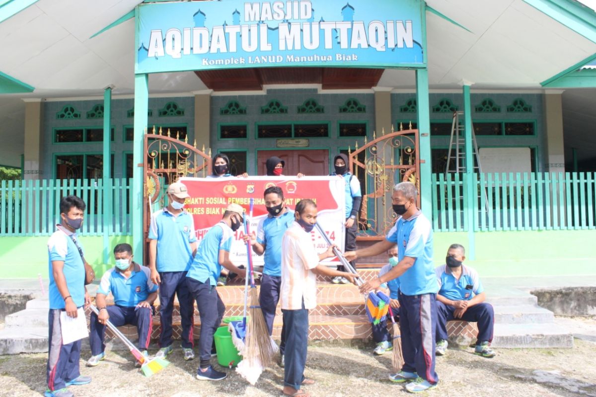 Polres Biak bakti sosial di rumah ibadah sambut HUT Bhayangkara ke-74