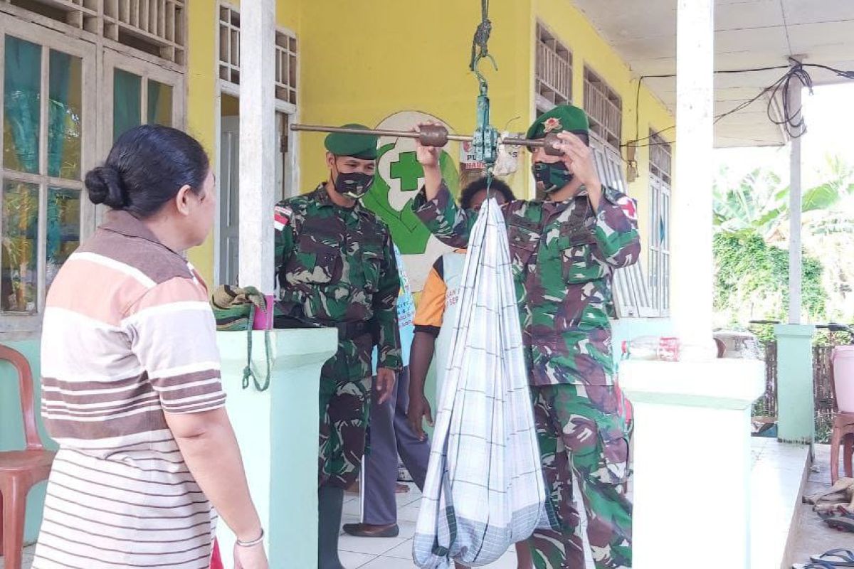 Satgaspam perbatasan Yonif 125/Si'mbisa berikan layanan Posyandu