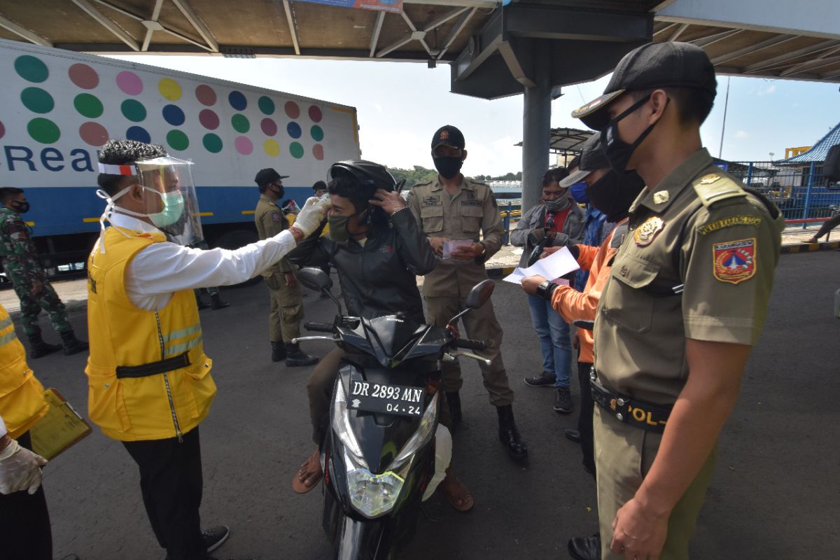 Ratusan pendatang jalani pemeriksaan COVID-19 di Pelabuhan Padangbai-Bali