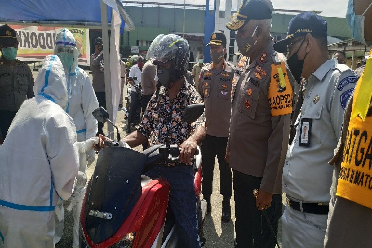 Warga apresiasi kegiatan tes cepat COVID-19  "drive thru" Polda Papua