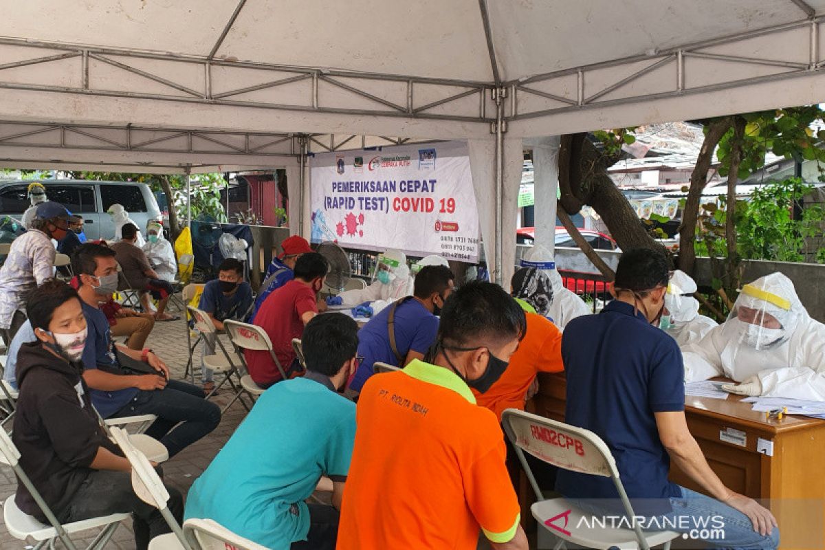 Pedagang di tiga pasar Jakarta Pusat ikut tes   COVID-19