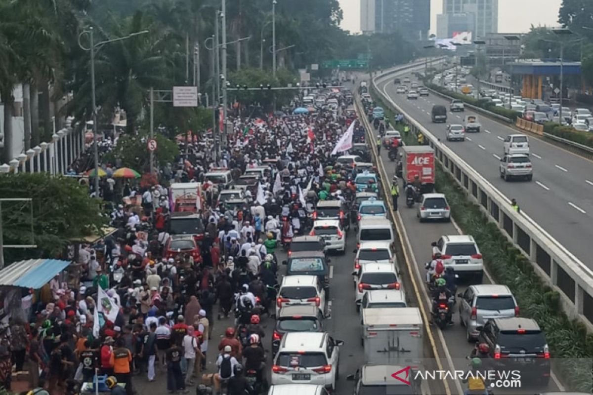 Transjakarta alihkan rute koridor 9 imbas demo FPI