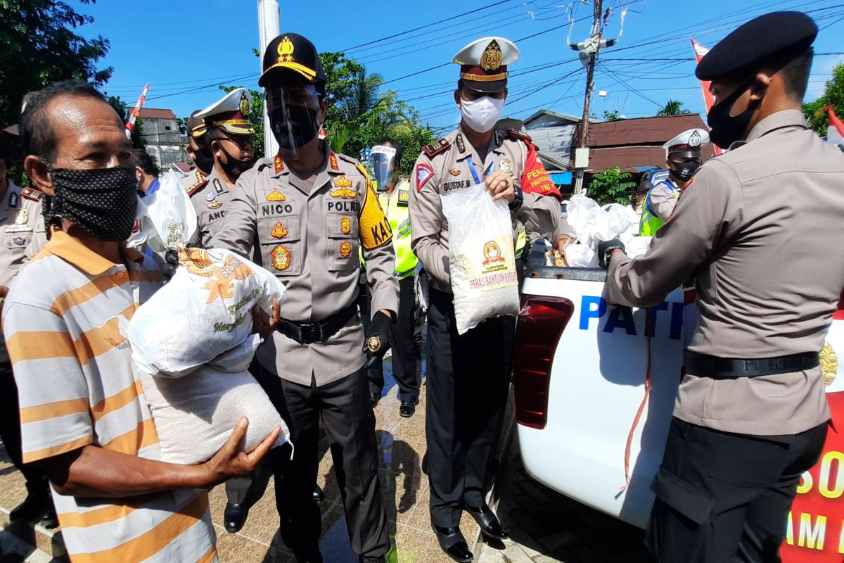 Polda Kalsel membagikan 5.330 paket sembako sambut Hari Bhayangkara