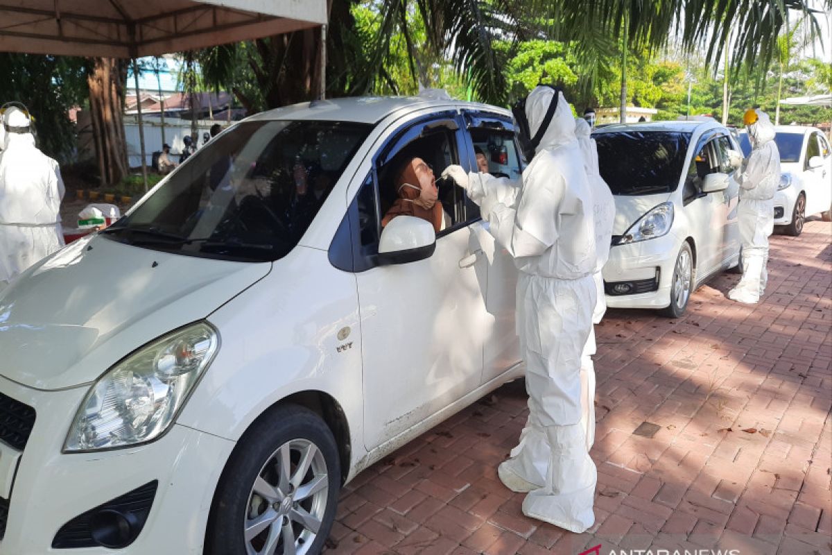 South Kalimantan Police holds a drive through mass swab test