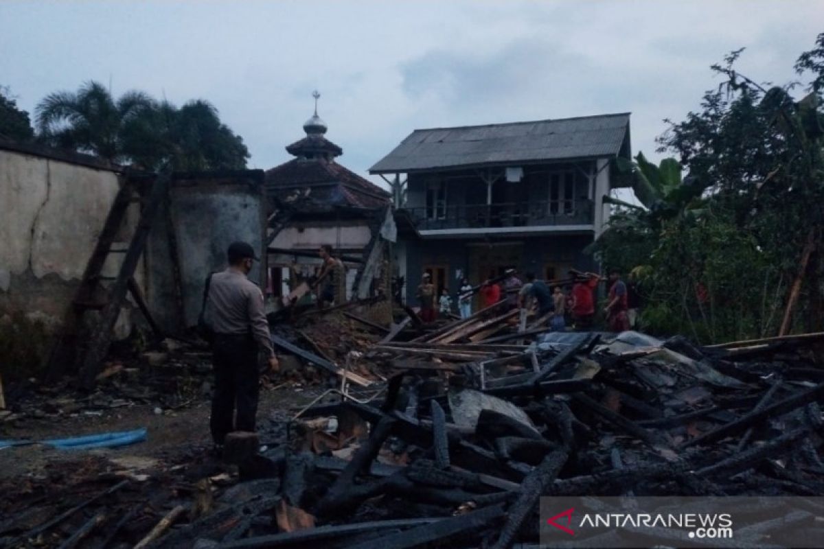 Ratusan santri terpaksa mengungsi karena ponpes terbakar