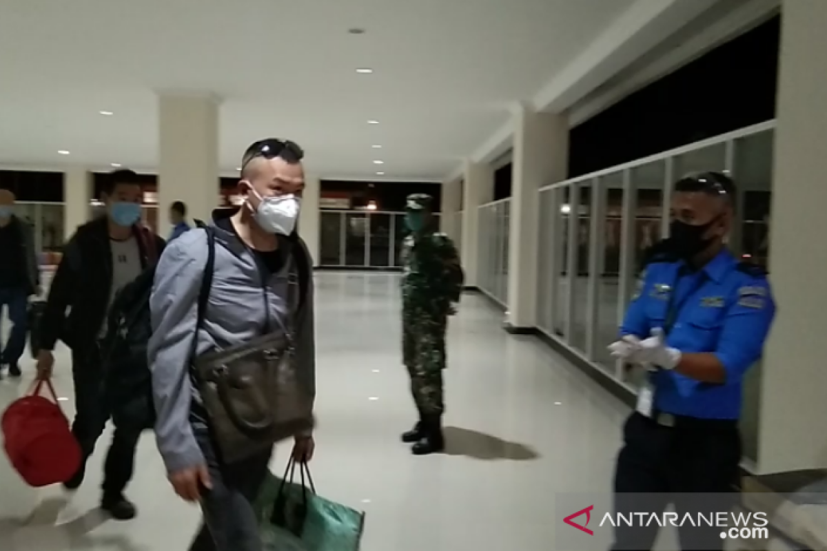 Setibanya di bandara, TNI - Polri kawal ketat ratusan TKA asal China untuk naik ke mobil