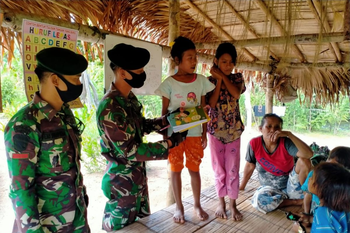 TNI bantu suku terpencil Togutil di Halmahera Timur