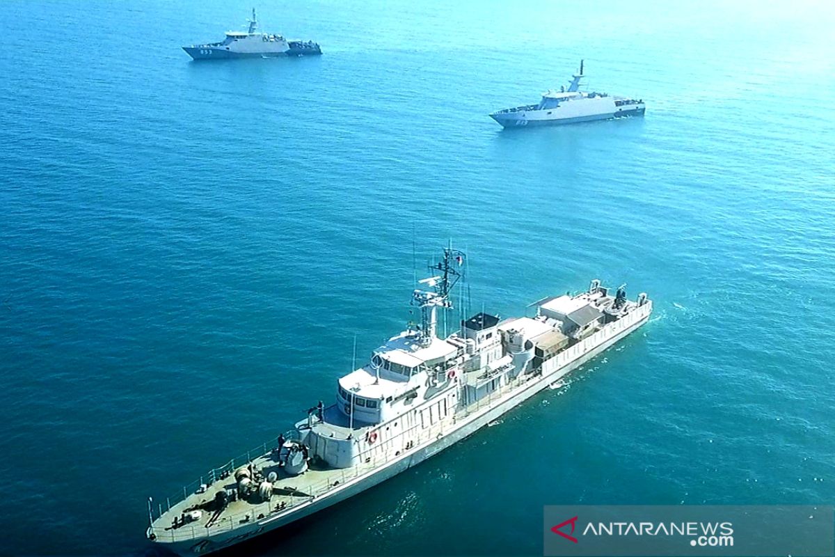 Tiga KRI TNI AL latihan manuver taktis di Perairan Makassar