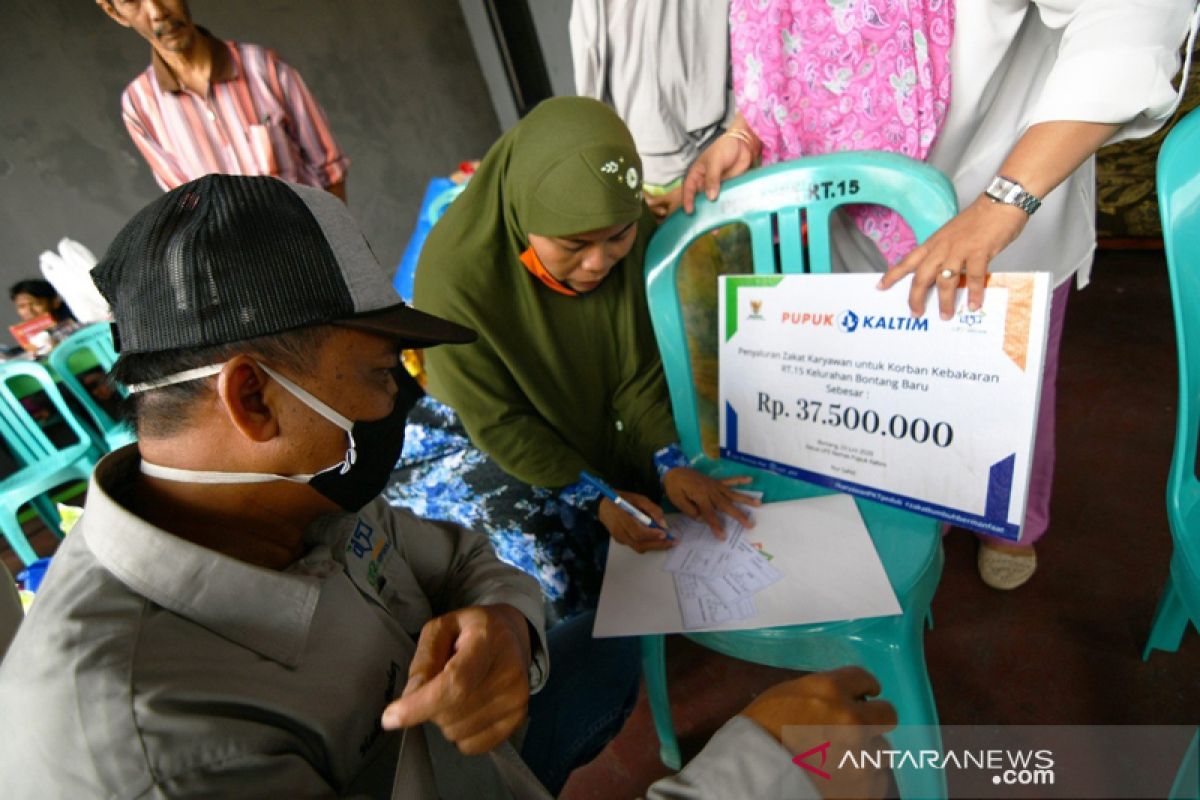 Respon Cepat UPZ Pupuk Kaltim, Salurkan Bantuan bagi Korban Kebakaran Kampung Jawa