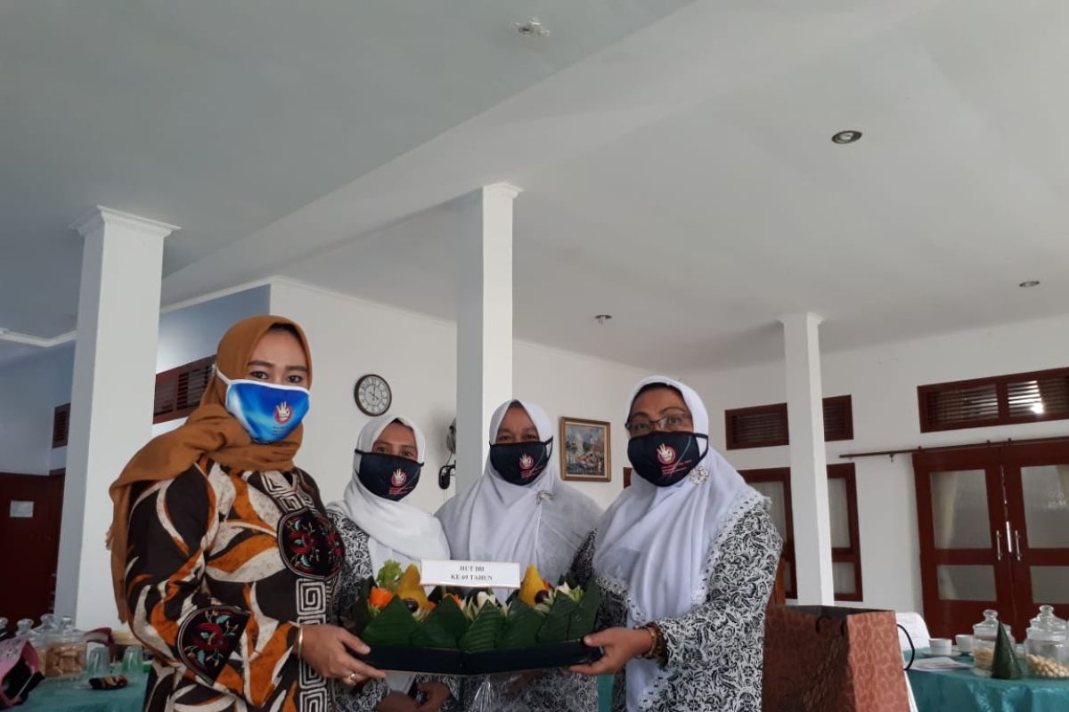 Ketua IBI Babel berikan tumpeng ke Ketua Tim Penggerak PKK Bangka