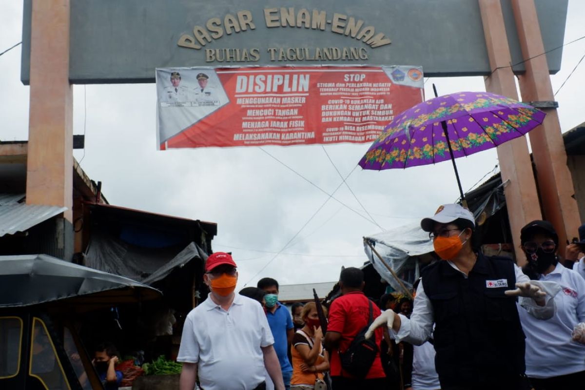 PMI Sitaro bagi-bagi masker di Pasar Tagulandang