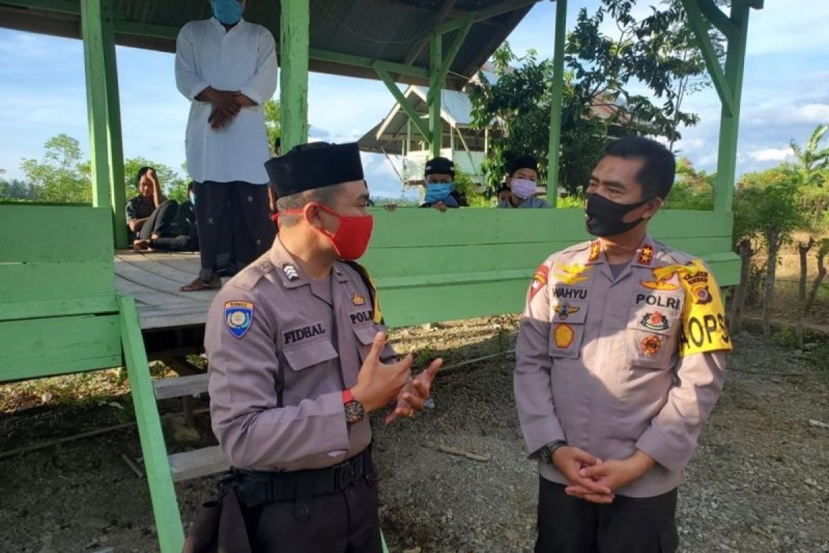 Dedikasi Bhabinkamtibmas sisihkan sebagian gaji bantu warga terdampak COVID-19